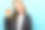 迷人的欧洲女孩在皮夹克拿太阳镜在她的手在浅蓝色的背景图片下载