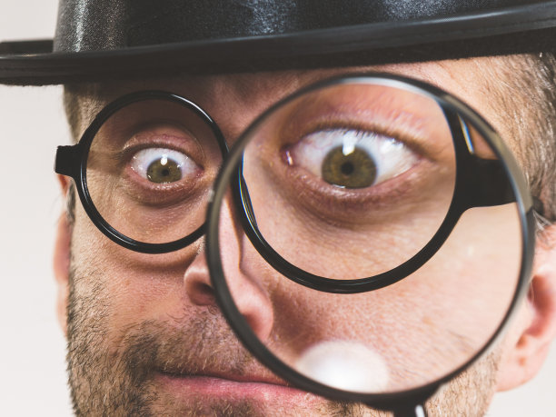 拿着放大镜的滑稽男人图片下载