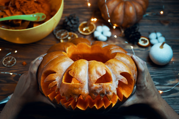 秋天的女巫抱着万圣节的南瓜。图片下载