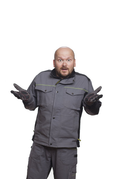 一个40岁的男人是一个孤立在白色背景下的汽车修理工图片下载