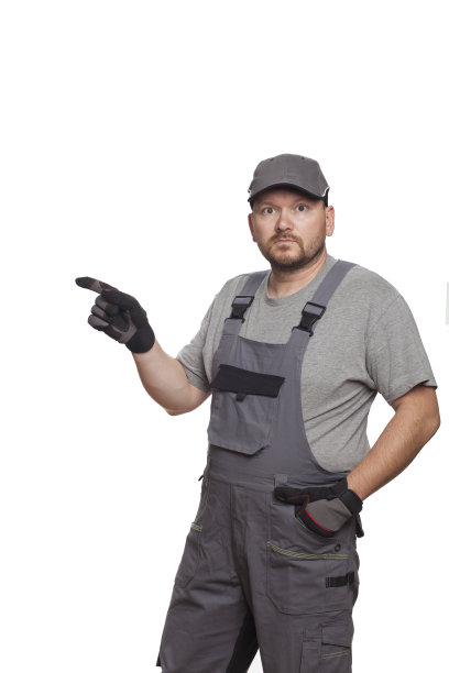 一个40岁的男人是一个孤立在白色背景下的汽车修理工图片下载