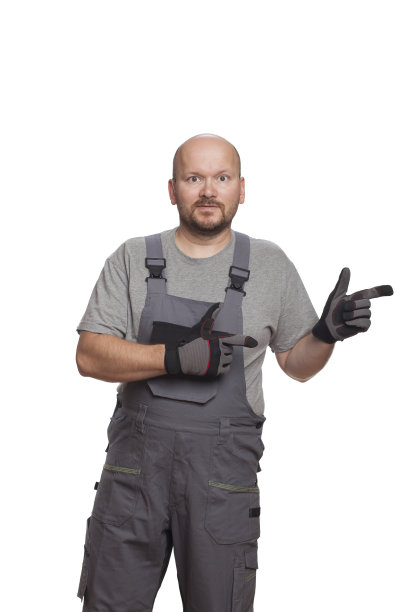 一个40岁的男人是一个孤立在白色背景下的汽车修理工图片下载