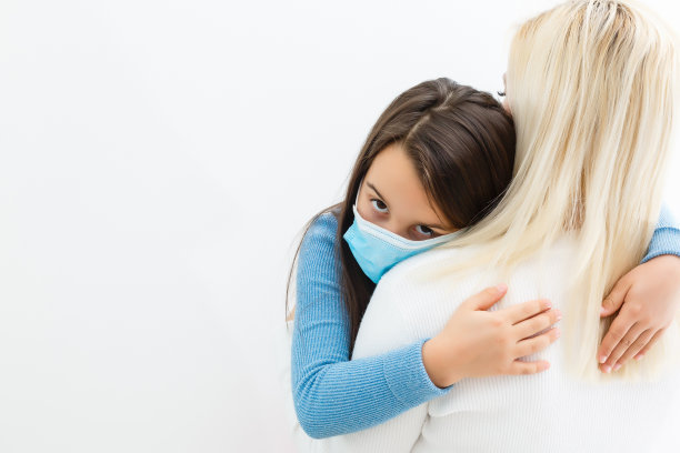预防传染病、冠状病毒概念。母亲和女儿戴着卫生口罩以预防感染、流感等呼吸道疾病，尽量减少病毒传播的风险。图片下载