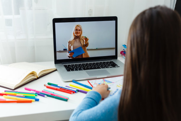 小女孩戴着防护口罩在家远程上学、隔离图片下载