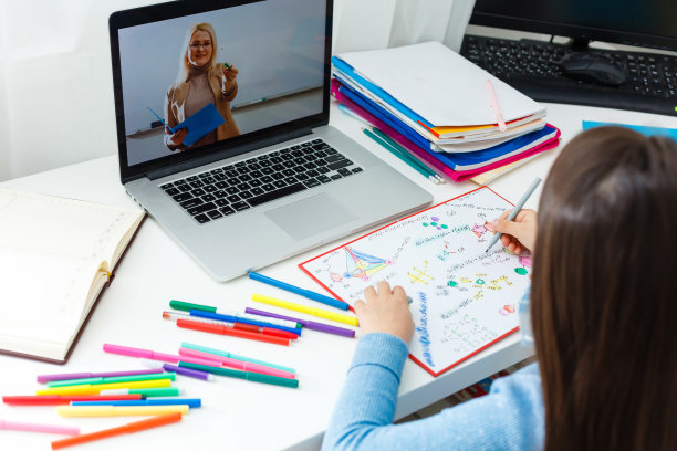 小女孩戴着防护口罩在家远程上学、隔离图片下载