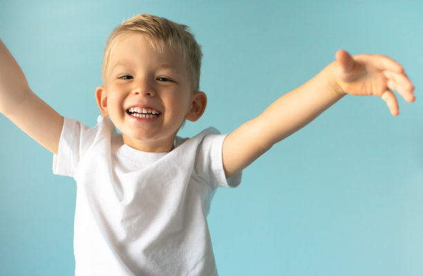 快乐微笑的男孩图片下载