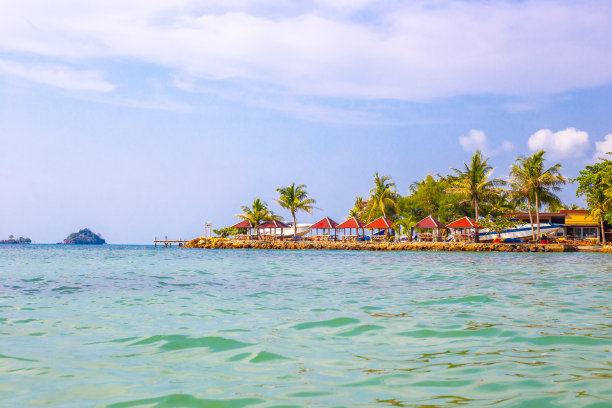 海上码头上的凉亭图片下载