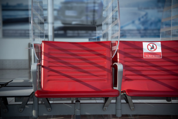 机场候车区带社交距离玻璃座椅图片下载
