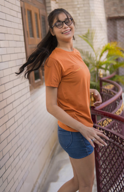 美丽快乐的年轻女孩纺纱，享受新鲜的空气。图片下载