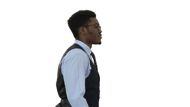 年轻的非洲裔美国商人戴着眼镜自信地走路图片下载