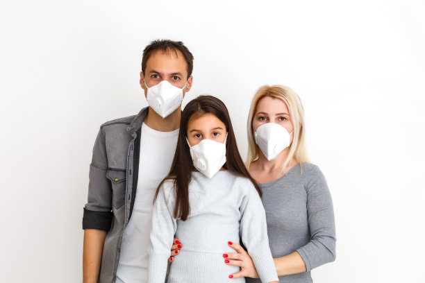 家庭，父亲，母亲和孩子戴口罩因为空气污染。在白色背景上隔离图片下载