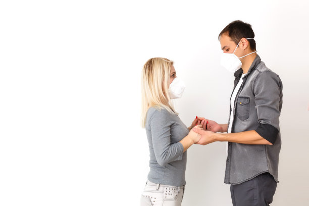 戴医用口罩的男人和女人。大流行期间的全家福。医用防护口罩。Covid - 19大流行病毒防护。图片下载