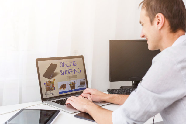 在工作场所用耳机支持电话接线员图片下载