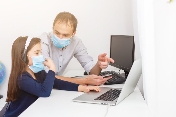 漂亮时髦的女学生在她的家庭在线课上学习数学作业，隔离期间的社会距离，自我隔离，在线教育概念，家庭学校图片下载