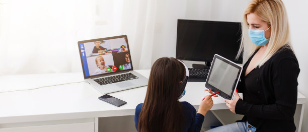 一个小女孩和她的母亲正在做练习册在远程家庭教育，隔离图片下载