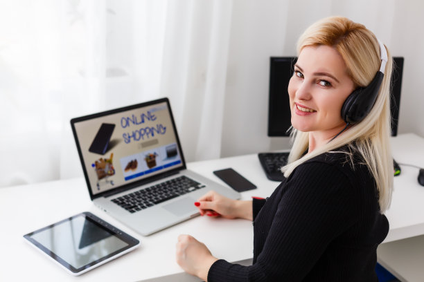 支持电话接线员在工作场所戴耳机图片下载