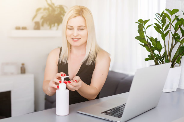 女性双手使用抗菌皂液关闭。图片下载