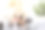 女性双手使用抗菌皂液关闭。图片下载