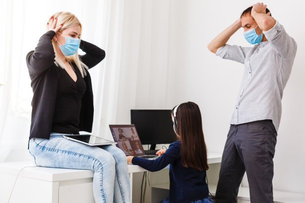 在家学习、网上学习、自我隔离理念。家人在家里。孩子们在网上做作业图片下载