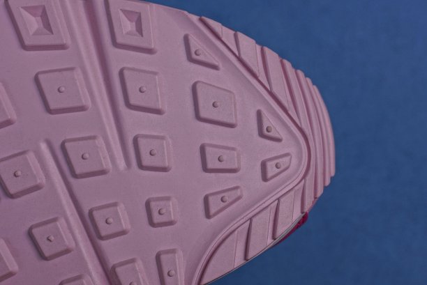 粉色塑料鞋底的运动鞋的一部分图片下载