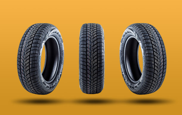 汽车轮胎孤立在黄色背景上图片下载