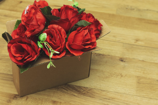 美丽的玫瑰花束情人的纸盒图片下载