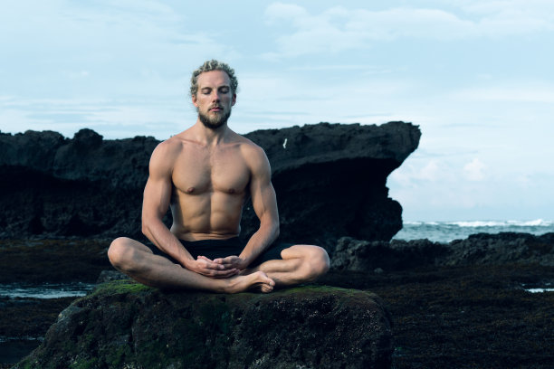 运动员男子在户外练习瑜伽照片图片下载