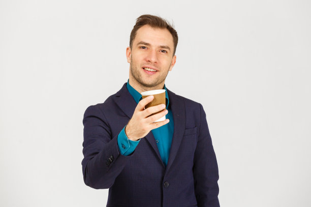 肖像别致英俊，愉快，愉快，严肃，有吸引力，梦幻，富有，优雅，有品位的男人闻着新鲜的苦咖啡的香气孤立在灰色的背景拷贝空间图片下载