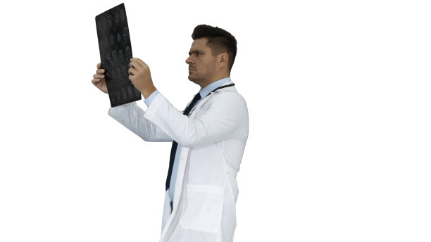 身着白大褂的医护人员，在白色背景上行走，同时观察x线影像、ct扫描、mri图片下载