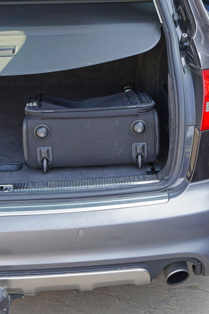 汽车后备箱的行李图片下载