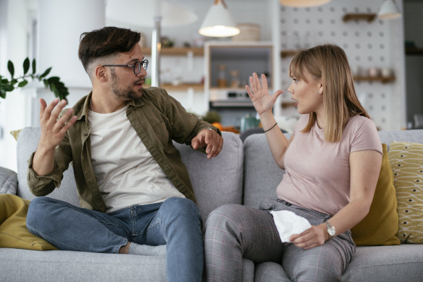 男朋友和女朋友在沙发上吵架图片下载