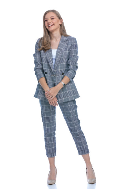 穿着蓝格子西装微笑的年轻女商人图片下载