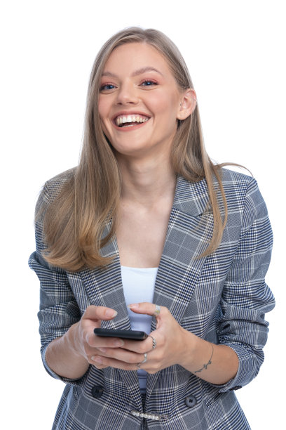 快乐的年轻女商人一边看邮件一边笑图片下载