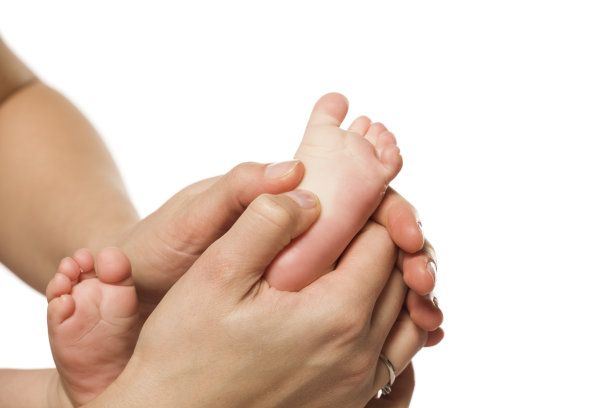 母亲给小宝宝按摩脚图片下载