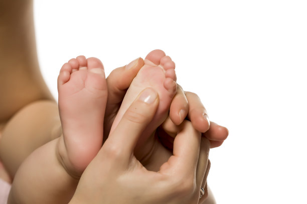 母亲给小宝宝按摩脚图片下载