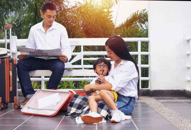 快乐的家庭为假期旅行做准备图片下载