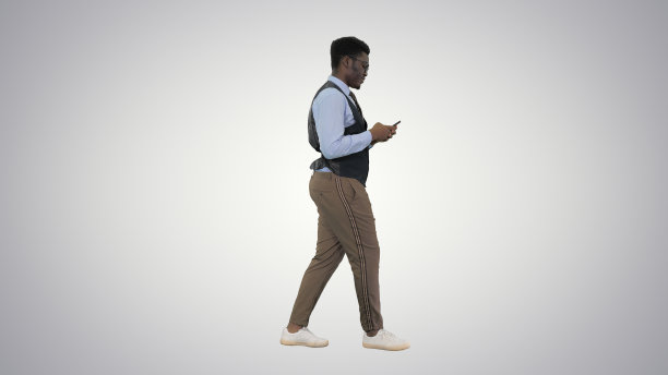 快乐的年轻非裔美国商人边走边发短信图片下载