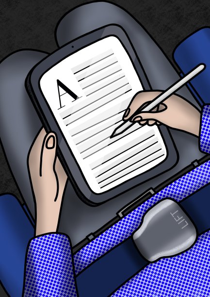 自由作家/记者/数字游牧民在飞机上玩平板电脑图片下载