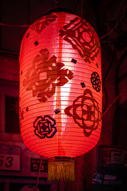 2019年8月12日，台南街头悬挂灯笼。上面有一些几何图案和中国图案。图片下载