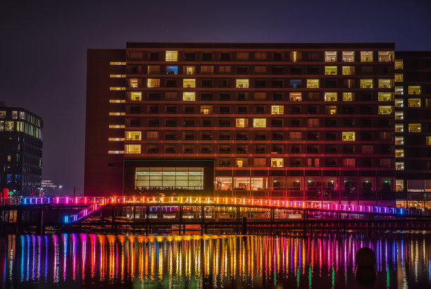 永恒的日落在哥本哈根运河的水面上反射着从日落到黎明的丰富多彩的风景，传递着一种平静的感觉图片下载