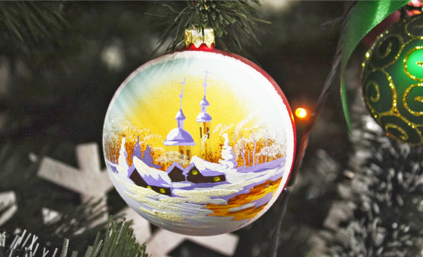 闪闪发光的图案圣诞球挂在松枝上，以节日为背景图片下载