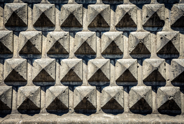 纹理的一堵石墙在阳光下，特写。图片下载