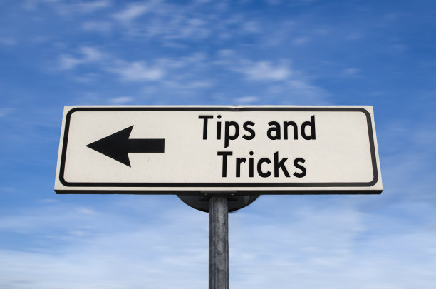 提示和技巧路标，箭头在蓝天的背景。单向空白路标与拷贝空间。指向一个方向的杆子上的箭头。图片下载