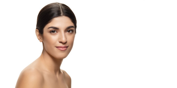 美丽的犹太女人的肖像孤立在白色的工作室背景。美容、时尚、护肤、化妆品概念。图片下载