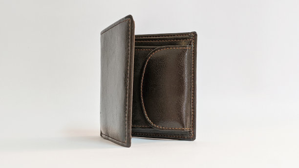 白色背景上孤立的棕色皮革无品牌男士钱包图片下载