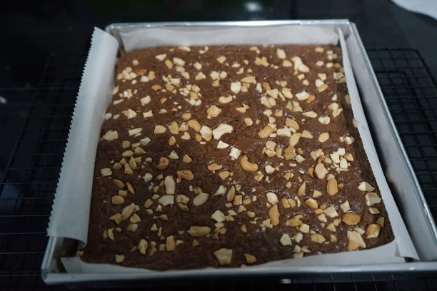 长方形托盘里的布朗尼蛋糕的全帧照片图片下载