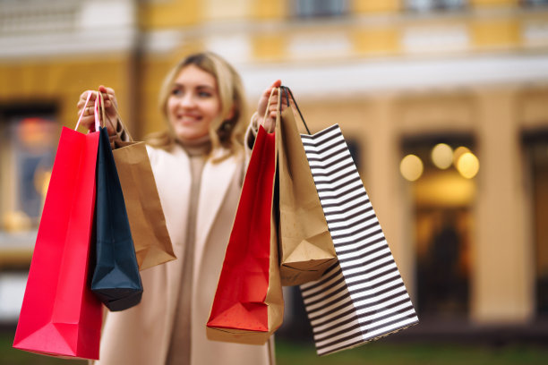 年轻女子拿出了购买的多色包图片下载