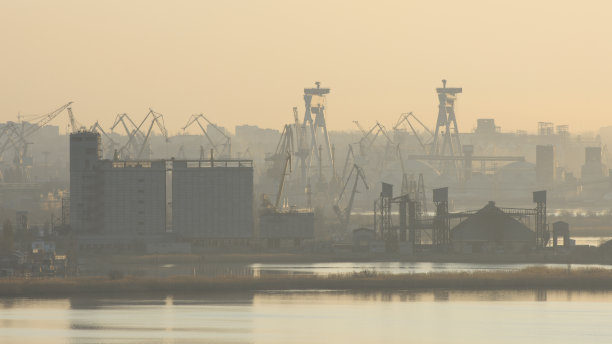 一个工业城市的剪影。港口起重机。全景照片。图片下载