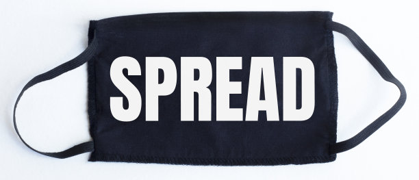 黑色一次性防护口罩与传播文字在黑色背景。图片下载