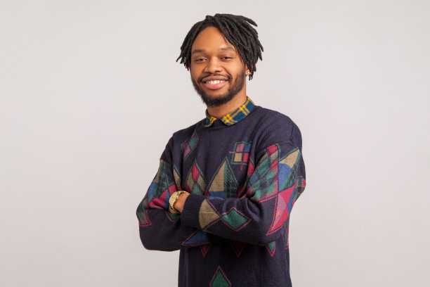 正面微笑的非洲男人乐观地看着镜头，双手交叉在胸前，自信而有目的的男人希望最好的图片下载